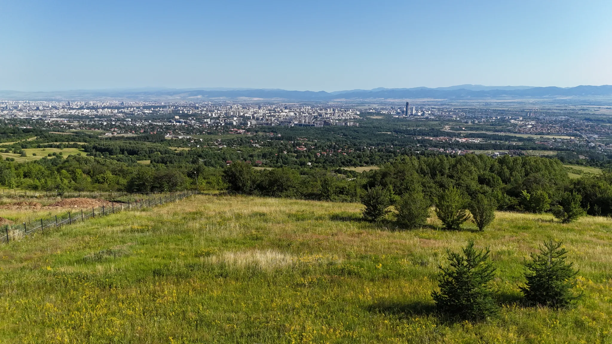 Панорамна гледка над София от къщите Вкъщи в Бистрица